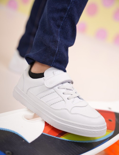 Cette image contient Sneakers enfants chez Joliesse. à 79,99 TND en Tunisie. L'hexa de l'arrière plan est #E7E7E7