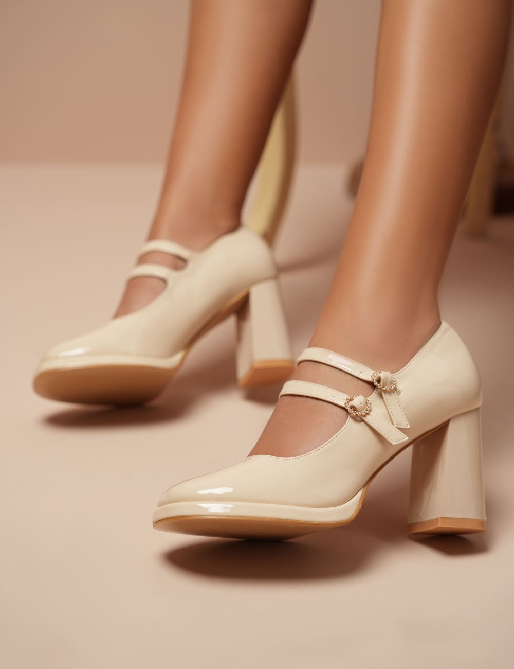 Chaussures Joliesse - La tentation est doublée chez #Joliesse  #newcollection #Joliesse #chaussure #femme #chic #fashionnova #style #2020