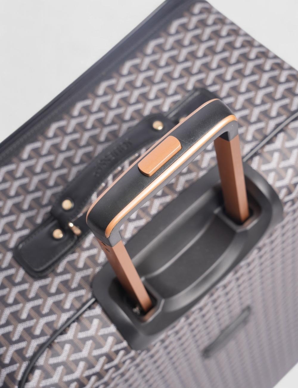 Cette image contient Valise Goyard Noir - S chez Joliesse. à 209,99 TND en Tunisie. L'hexa de l'arrière plan est #E7E7E7