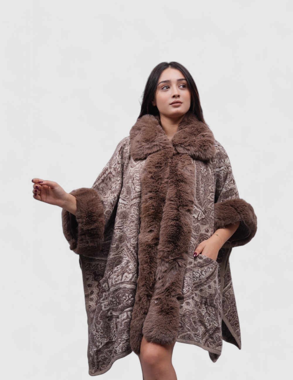 Cette image contient Cape Poncho femme chez Joliesse. à 239,99 TND en Tunisie. L'hexa de l'arrière plan est #E7E7E7