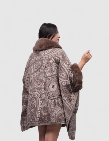 Cette image contient Cape Poncho femme chez Joliesse. à 239,99 TND en Tunisie. L'hexa de l'arrière plan est #E7E7E7