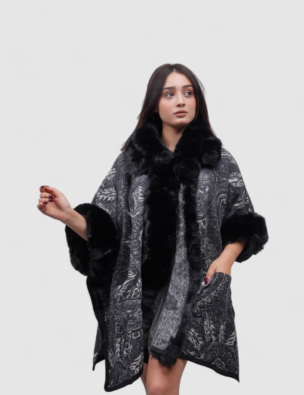 Cette image contient Cape Poncho femme chez Joliesse. à 239,99 TND en Tunisie. L'hexa de l'arrière plan est #E7E7E7