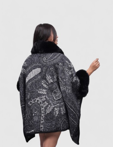 Cette image contient Cape Poncho femme chez Joliesse. à 239,99 TND en Tunisie. L'hexa de l'arrière plan est #E7E7E7