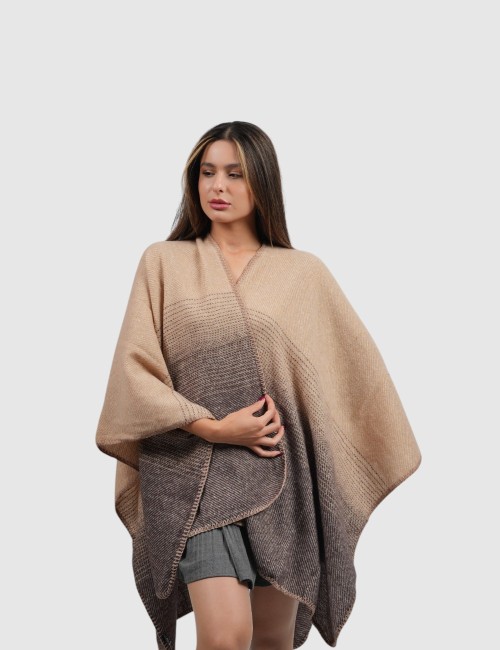 Cette image contient Cape Poncho femme chez Joliesse. à 79,99 TND en Tunisie. L'hexa de l'arrière plan est #E7E7E7