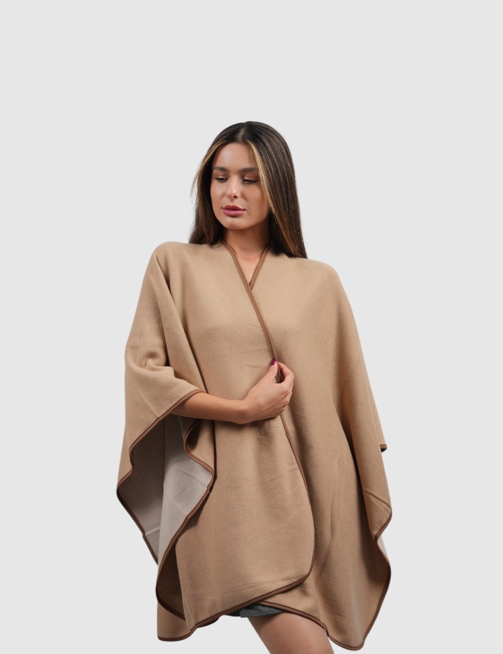 Cette image contient Cape Poncho femme chez Joliesse. à 169,99 TND en Tunisie. L'hexa de l'arrière plan est #E7E7E7