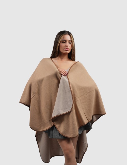 Cette image contient Cape Poncho femme chez Joliesse. à 169,99 TND en Tunisie. L'hexa de l'arrière plan est #E7E7E7