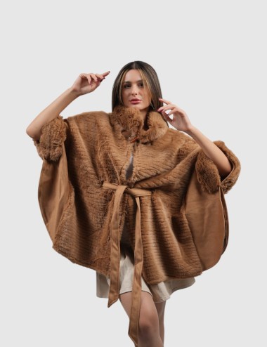 Cette image contient Poncho Femme Avec Ceinture chez Joliesse. à 269,99 TND en Tunisie. L'hexa de l'arrière plan est #E7E7E7