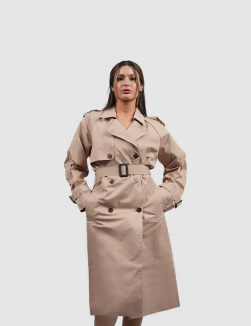 Cette image contient Trench-coat pour femme chez Joliesse. à 279,99 TND en Tunisie. L'hexa de l'arrière plan est #E7E7E7