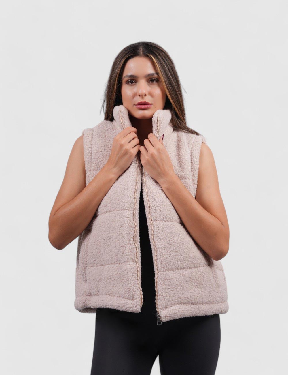 Cette image contient Doudoune sans manche chez Joliesse. à 110,00 TND en Tunisie. L'hexa de l'arrière plan est #E7E7E7