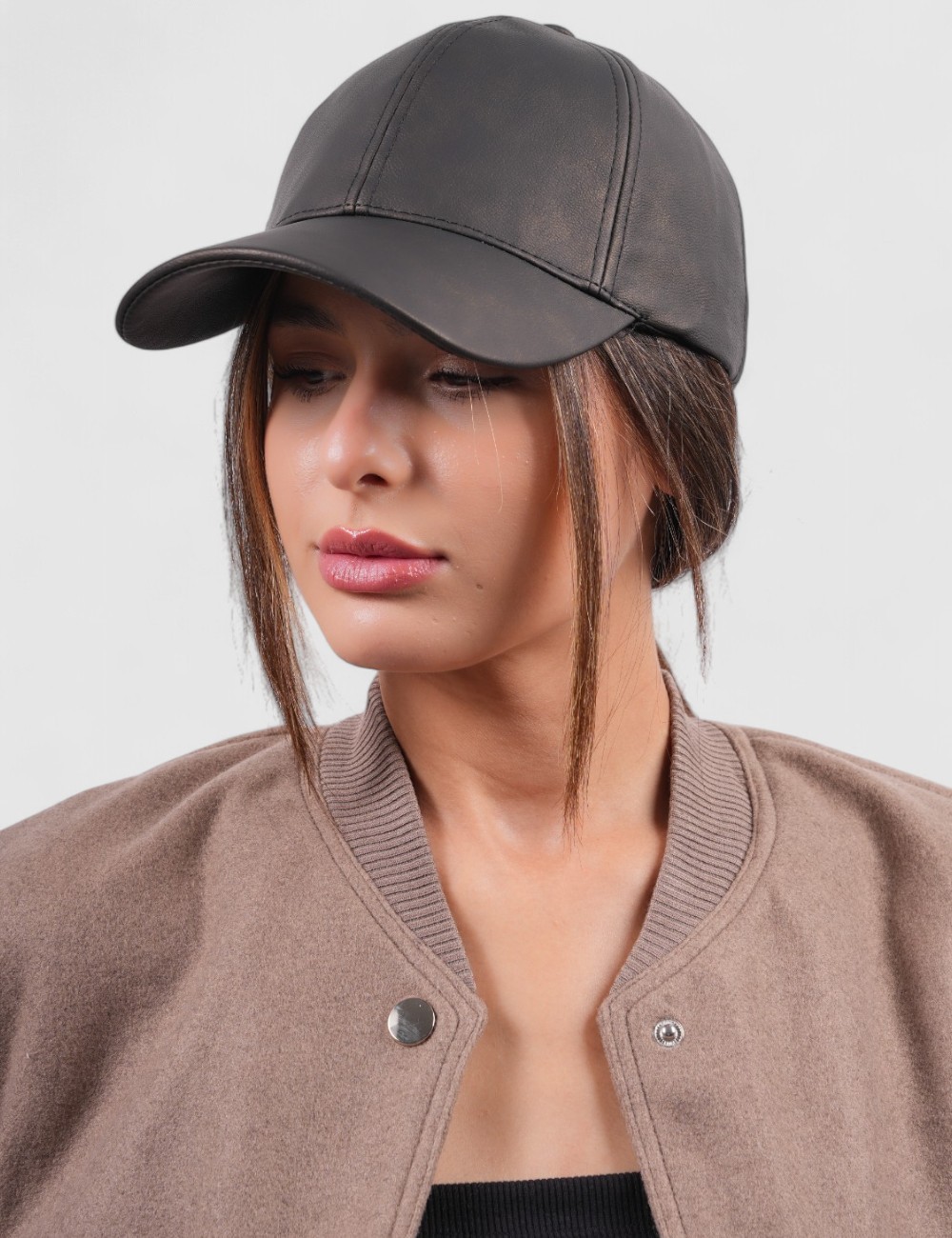 Cette image contient Casquette en faux cuir chez Joliesse. à 44,99 TND en Tunisie. L'hexa de l'arrière plan est #E7E7E7