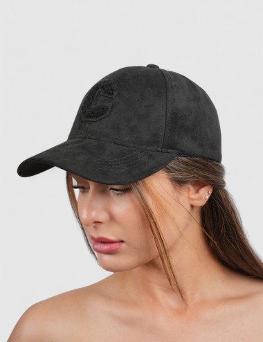 Cette image contient Casquette noire logo "C" chez Joliesse. à 39,99 TND en Tunisie. L'hexa de l'arrière plan est #E7E7E7