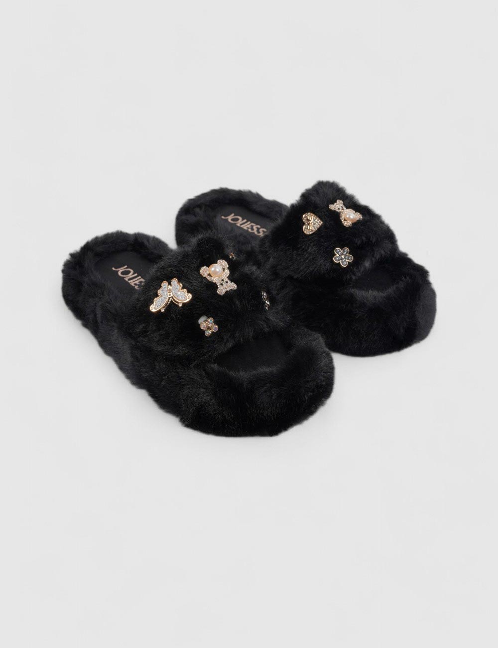 Cette image contient Pantoufle Fourrure à motifs dorés chez Joliesse. à 22,50 TND en Tunisie. L'hexa de l'arrière plan est #E7E7