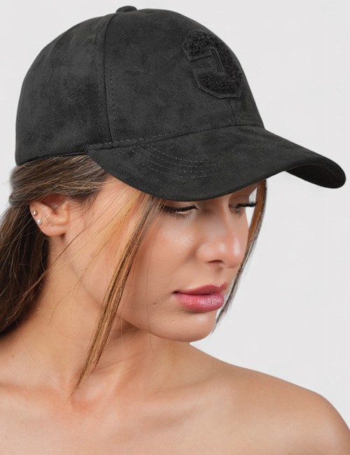 Cette image contient Casquette noire logo "C" chez Joliesse. à 31,99 TND en Tunisie. L'hexa de l'arrière plan est #E7E7E7