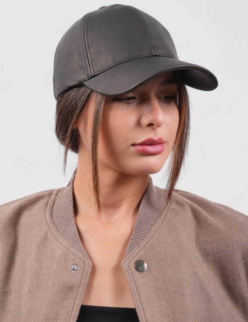 Cette image contient Casquette en faux cuir chez Joliesse. à 44,99 TND en Tunisie. L'hexa de l'arrière plan est #E7E7E7