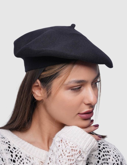 Cette image contient Béret en maille douce chez Joliesse. à 27,99 TND en Tunisie. L'hexa de l'arrière plan est #E7E7E7