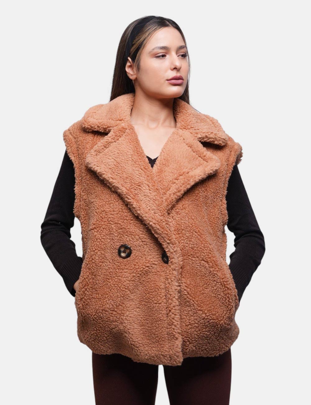 Cette image contient Doudoune Fourrure Bouclette chez Joliesse. à 115,00 TND en Tunisie. L'hexa de l'arrière plan est #E7E7E7