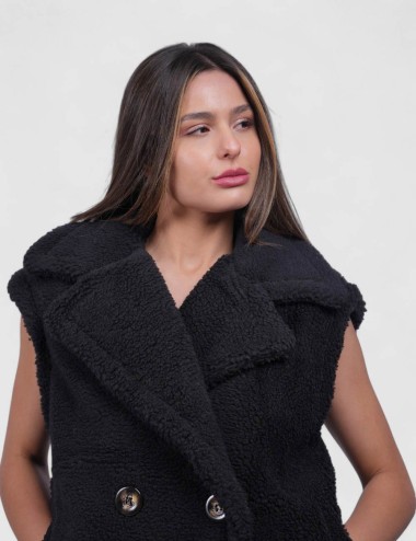 Cette image contient Doudoune Fourrure Bouclette chez Joliesse. à 115,00 TND en Tunisie. L'hexa de l'arrière plan est #E7E7E7