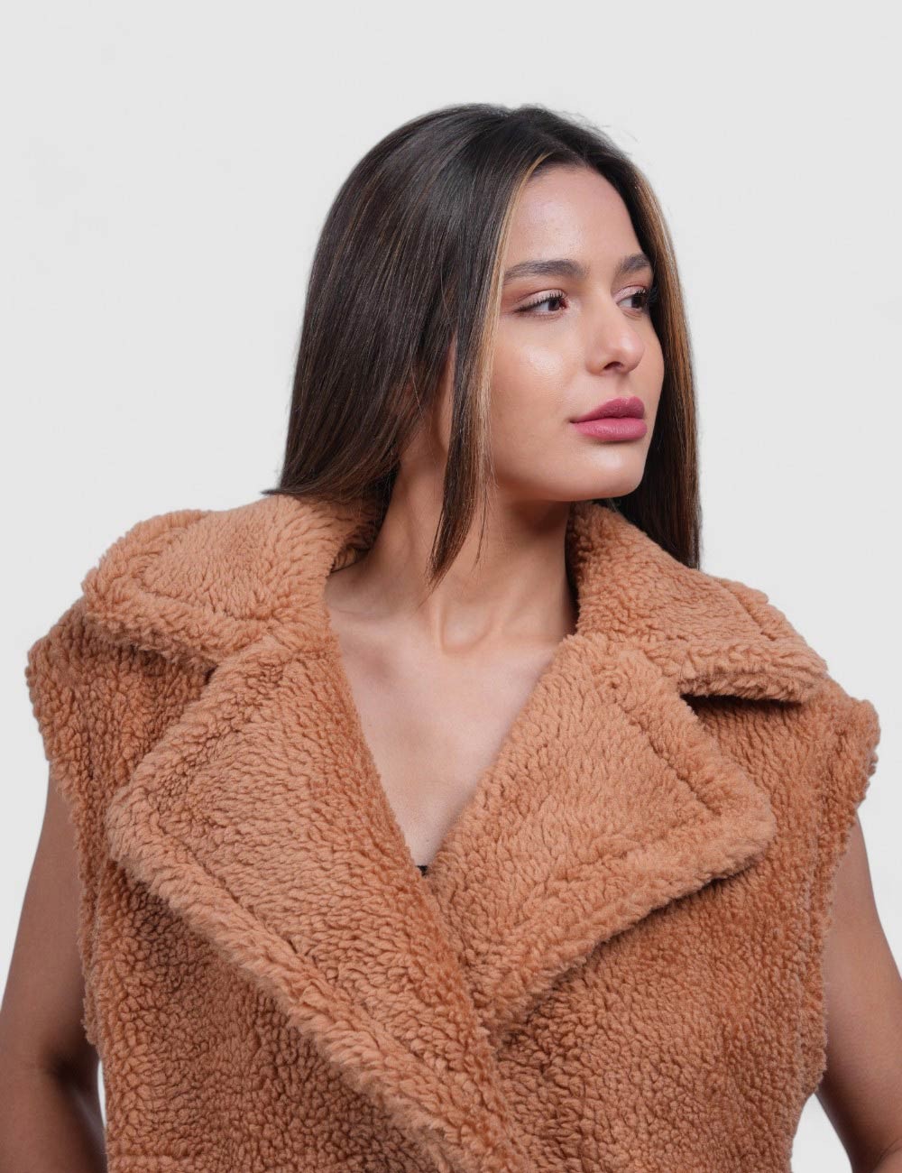 Cette image contient Doudoune Fourrure Bouclette chez Joliesse. à 115,00 TND en Tunisie. L'hexa de l'arrière plan est #E7E7E7