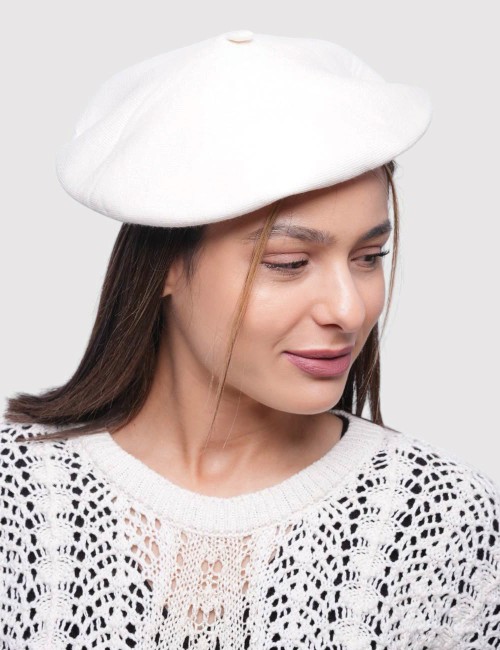 Cette image contient Béret en maille douce chez Joliesse. à 27,99 TND en Tunisie. L'hexa de l'arrière plan est #E7E7E7