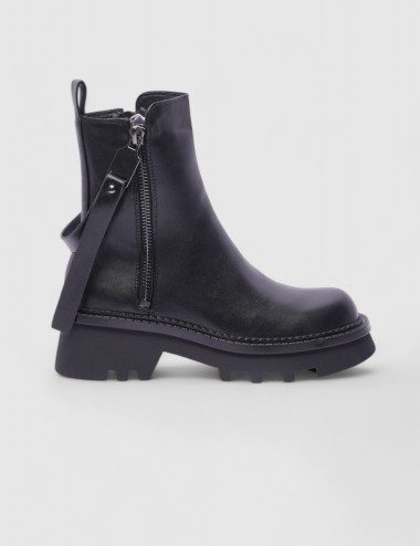 Cette image contient Bottines avec Zip chez Joliesse. à 179,99 TND en Tunisie. L'hexa de l'arrière plan est #E7E7E7