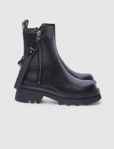 Cette image contient Bottines avec Zip chez Joliesse. à 179,99 TND en Tunisie. L'hexa de l'arrière plan est #E7E7E7