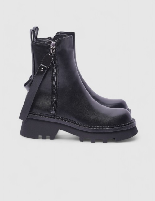 Cette image contient Bottines avec Zip chez Joliesse. à 143,99 TND en Tunisie. L'hexa de l'arrière plan est #E7E7E7