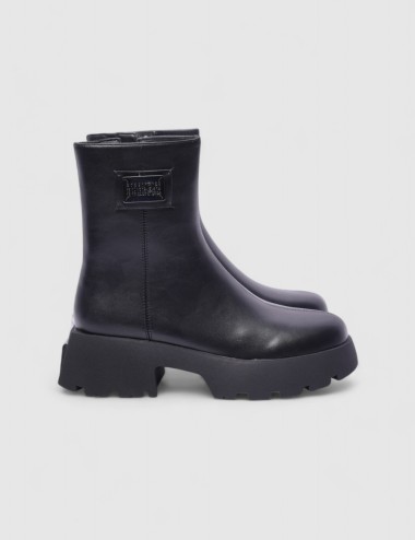 Cette image contient Bottines à semelle épaisse chez Joliesse. à 179,99 TND en Tunisie. L'hexa de l'arrière plan est #E7E7E7