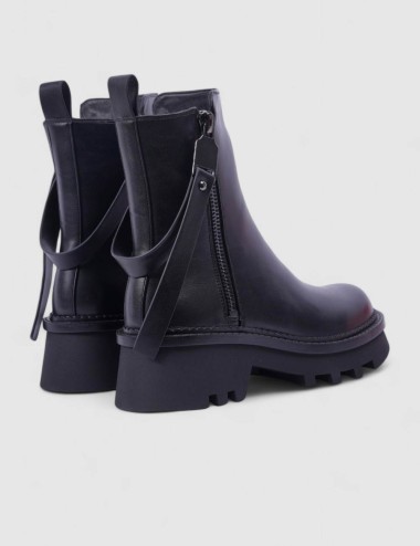 Cette image contient Bottines avec Zip chez Joliesse. à 179,99 TND en Tunisie. L'hexa de l'arrière plan est #E7E7E7