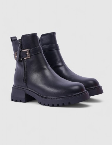 Cette image contient Bottines à boucle chez Joliesse. à 127,99 TND en Tunisie. L'hexa de l'arrière plan est #E7E7E7