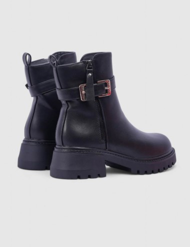 Cette image contient Bottines à boucle chez Joliesse. à 127,99 TND en Tunisie. L'hexa de l'arrière plan est #E7E7E7