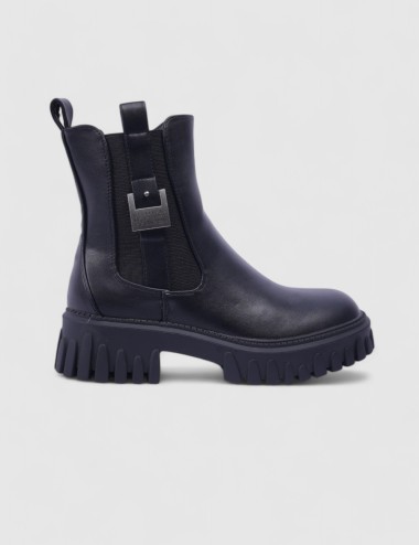 Cette image contient Bottines Chelsea noir chez Joliesse. à 127,99 TND en Tunisie. L'hexa de l'arrière plan est #E7E7E7