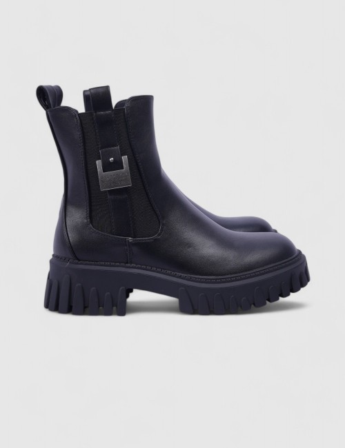 Cette image contient Bottines Chelsea noir chez Joliesse. à 127,99 TND en Tunisie. L'hexa de l'arrière plan est #E7E7E7