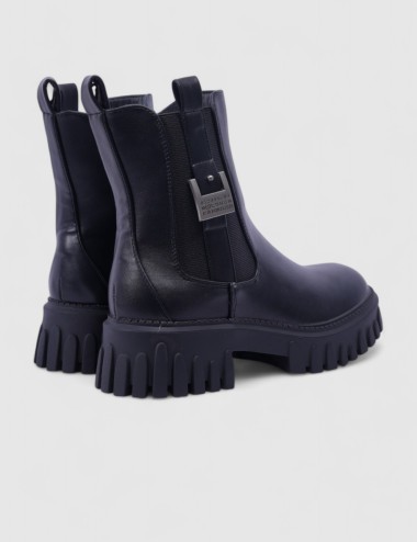 Cette image contient Bottines Chelsea noir chez Joliesse. à 127,99 TND en Tunisie. L'hexa de l'arrière plan est #E7E7E7