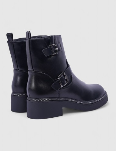 Cette image contient Bottines avec boucles chez Joliesse. à 127,99 TND en Tunisie. L'hexa de l'arrière plan est #E7E7E7