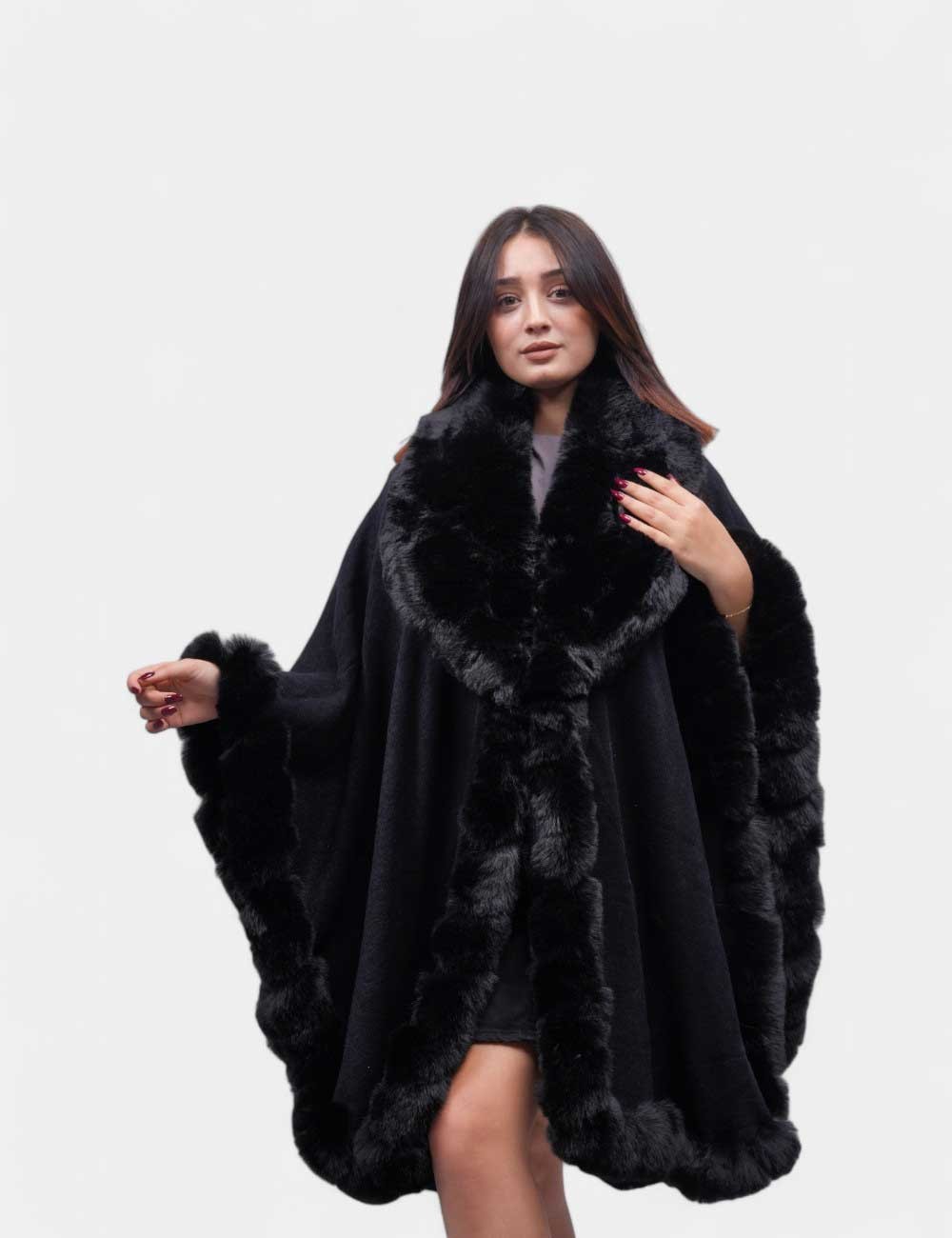 Cette image contient Poncho cape en fourrure chez Joliesse. à 174,99 TND en Tunisie. L'hexa de l'arrière plan est #E7E7E7