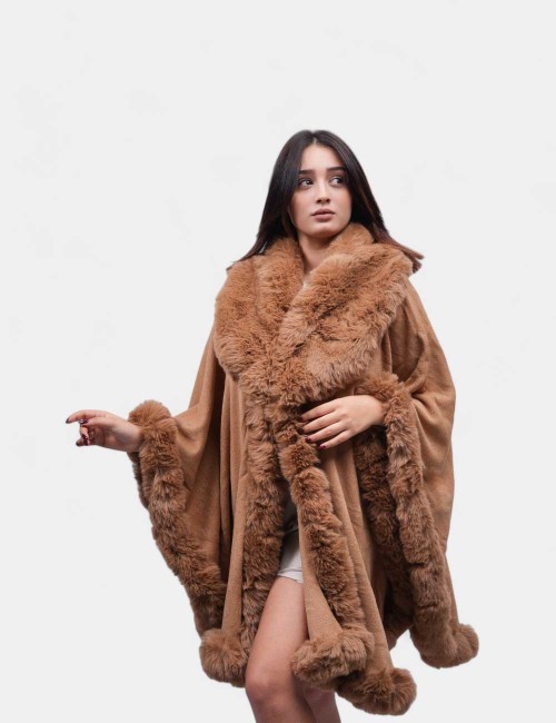 Cette image contient Poncho cape en fourrure chez Joliesse. à 174,99 TND en Tunisie. L'hexa de l'arrière plan est #E7E7E7