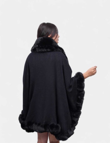 Cette image contient Poncho cape en fourrure chez Joliesse. à 174,99 TND en Tunisie. L'hexa de l'arrière plan est #E7E7E7