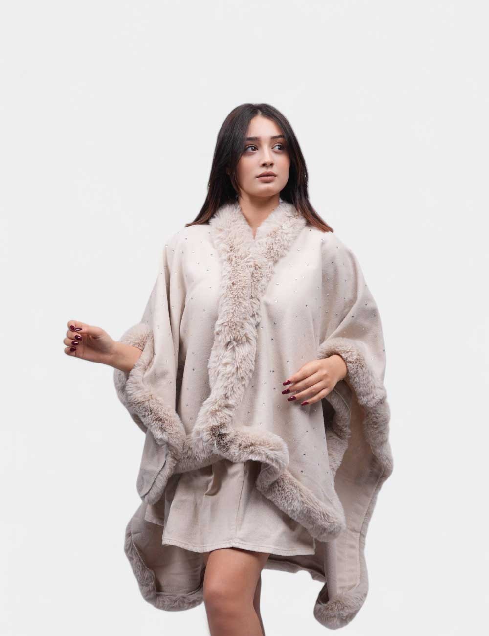 Cette image contient Cape Poncho avec perles chez Joliesse. à 239,99 TND en Tunisie. L'hexa de l'arrière plan est #E7E7E7