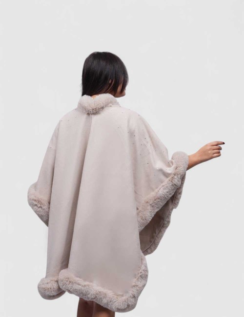 Cette image contient Cape Poncho avec perles chez Joliesse. à 239,99 TND en Tunisie. L'hexa de l'arrière plan est #E7E7E7