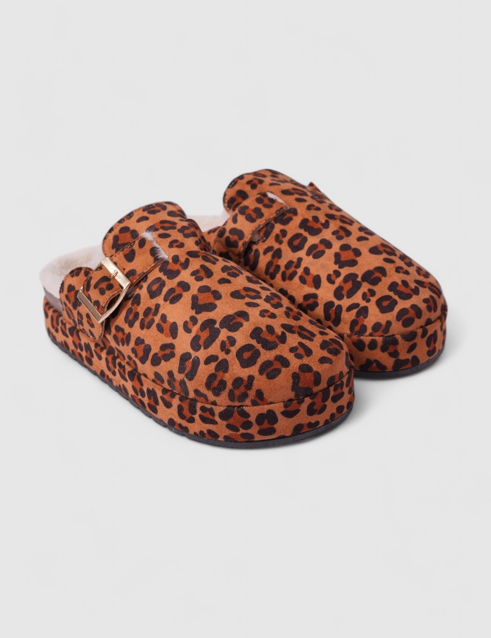 Cette image contient Pantoufles Léopard chez Joliesse. à 67,99 TND en Tunisie. L'hexa de l'arrière plan est #E7E7E7