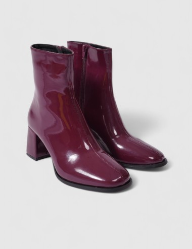 Cette image contient Bottines à talon verni bordeaux chez Joliesse. à 103,99 TND en Tunisie. L'hexa de l'arrière plan est #E7E7E