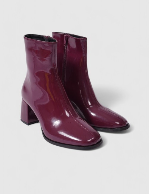 Cette image contient Bottines à talon verni bordeaux chez Joliesse. à 103,99 TND en Tunisie. L'hexa de l'arrière plan est #E7E7E