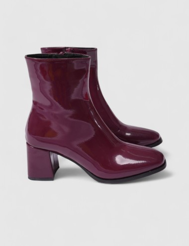 Cette image contient Bottines à talon verni bordeaux chez Joliesse. à 103,99 TND en Tunisie. L'hexa de l'arrière plan est #E7E7E