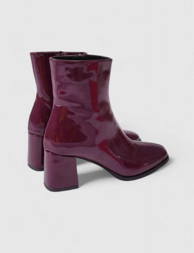 Cette image contient Bottines à talon verni bordeaux chez Joliesse. à 103,99 TND en Tunisie. L'hexa de l'arrière plan est #E7E7E