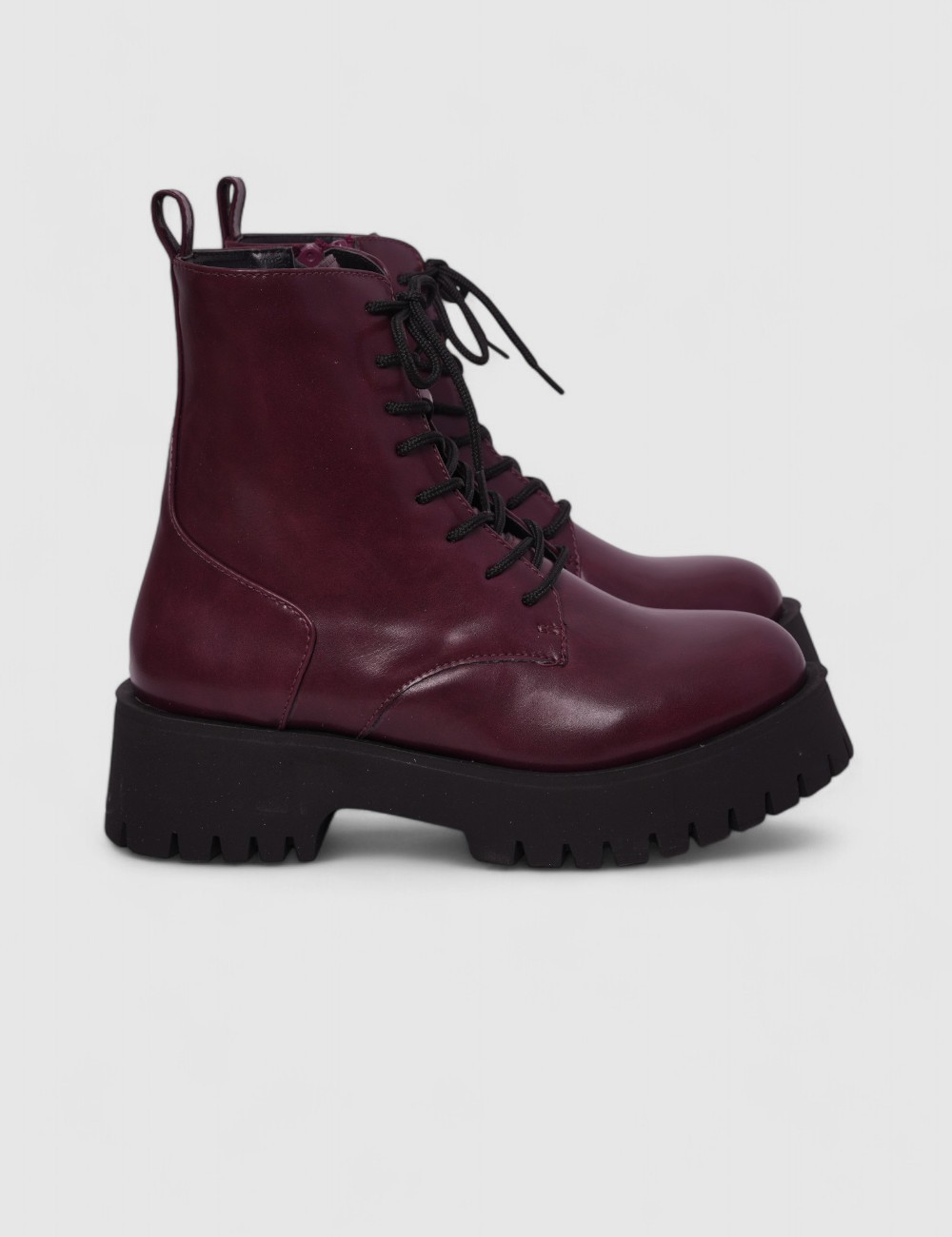 Cette image contient Bottines bordeaux à semelle noire chez Joliesse. à 97,99 TND en Tunisie. L'hexa de l'arrière plan est #E7E7