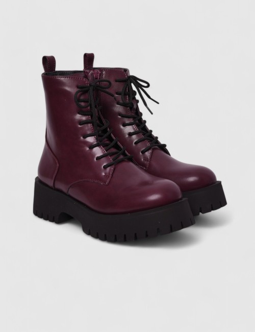 Cette image contient Bottines bordeaux à semelle noire chez Joliesse. à 97,99 TND en Tunisie. L'hexa de l'arrière plan est #E7E7