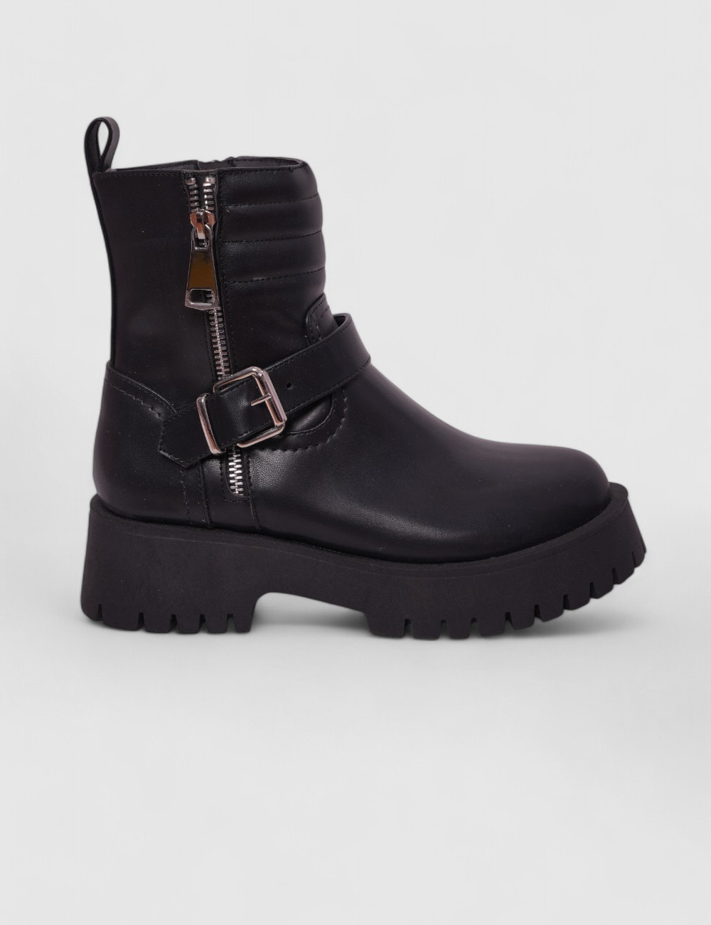 Cette image contient Bottines noir avec Boucle chez Joliesse. à 139,99 TND en Tunisie. L'hexa de l'arrière plan est #E7E7E7