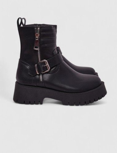 Cette image contient Bottines noir avec Boucle chez Joliesse. à 139,99 TND en Tunisie. L'hexa de l'arrière plan est #E7E7E7