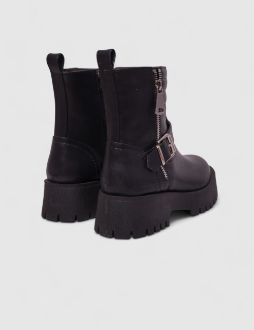 Cette image contient Bottines noir avec Boucle chez Joliesse. à 139,99 TND en Tunisie. L'hexa de l'arrière plan est #E7E7E7