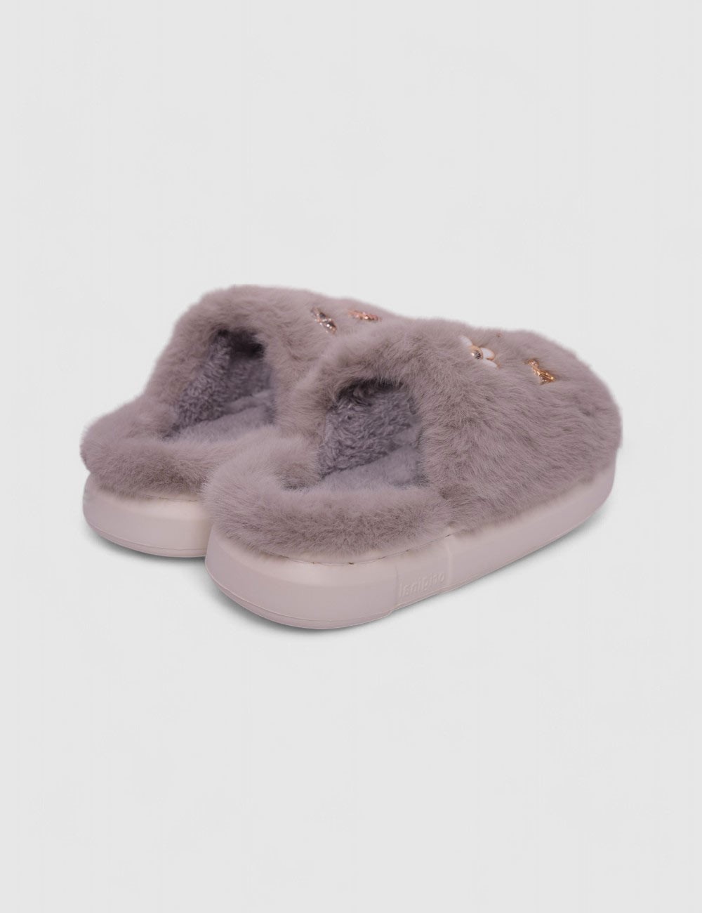 Cette image contient Pantoufles Pompons et Strass chez Joliesse. à 35,99 TND en Tunisie. L'hexa de l'arrière plan est #E7E7E7